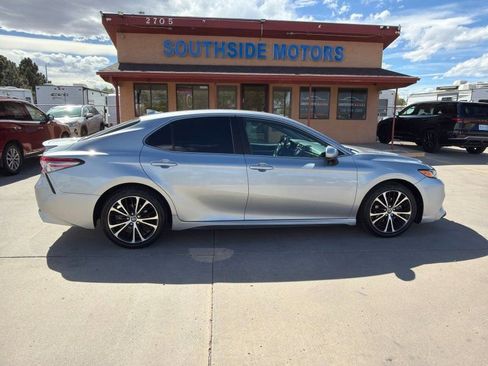 Used 2019 Toyota Camry SE w/ Accessory Appearance Package FWD image 2