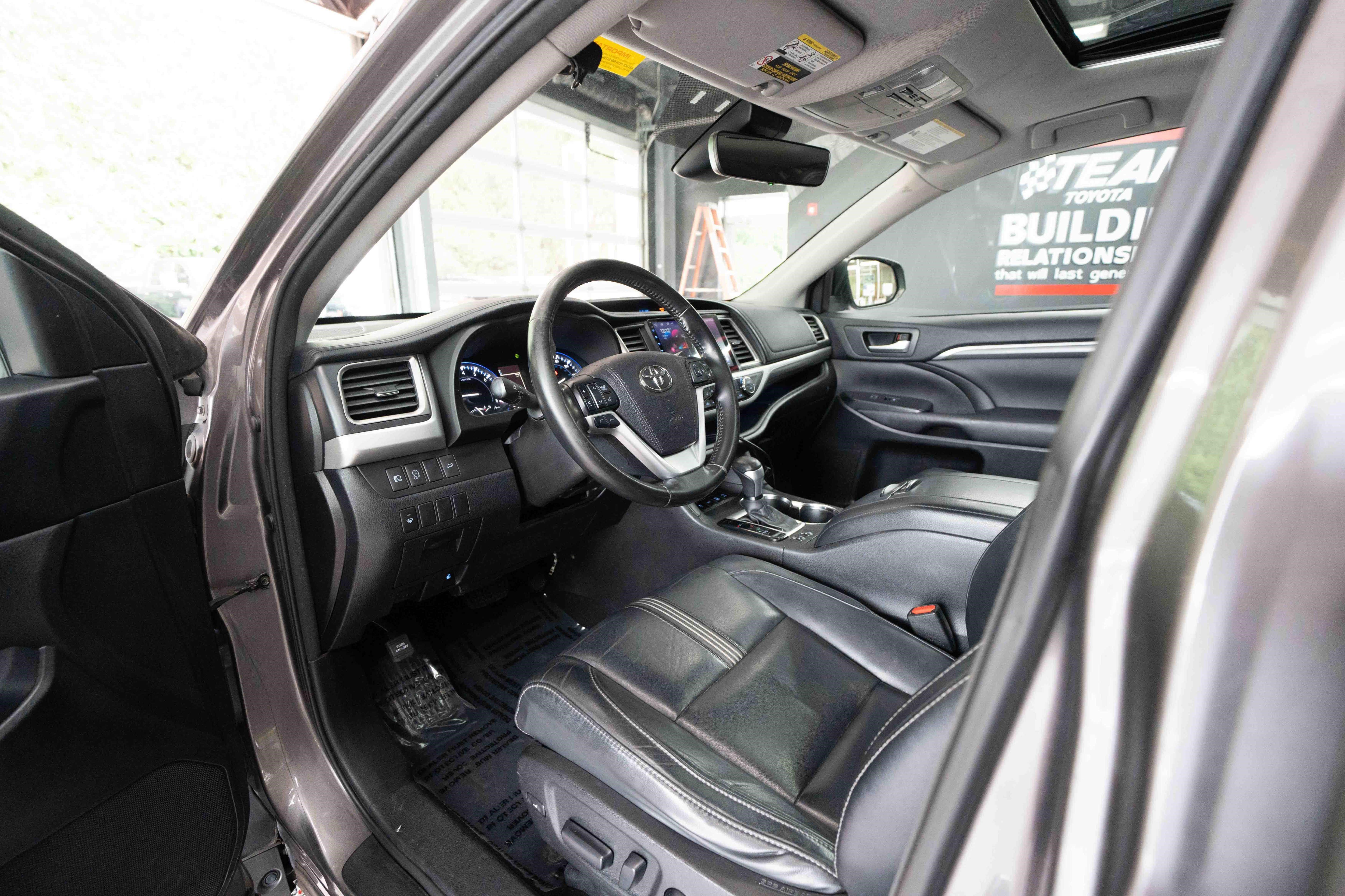 Used 2017 Toyota Highlander SE AWD/4WD image 8