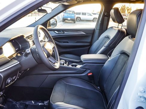 New 2025 Jeep Grand Cherokee Altitude image 19