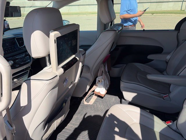 Used 2017 Chrysler Pacifica Platinum FWD image 7