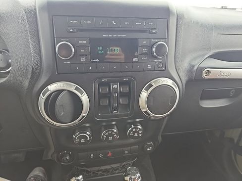 Used 2013 Jeep Wrangler Unlimited Rubicon w/ Connectivity Group image 19