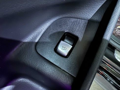 Used 2017 Mercedes-Benz E 400 4MATIC Wagon image 28