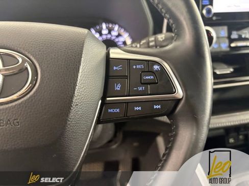 Used 2021 Toyota Highlander LE AWD/4WD image 16