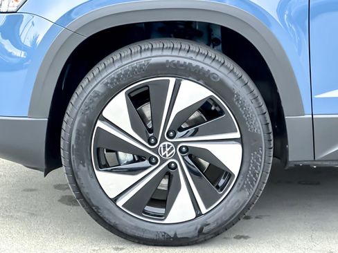 New 2026 Volkswagen Taos SE image 24