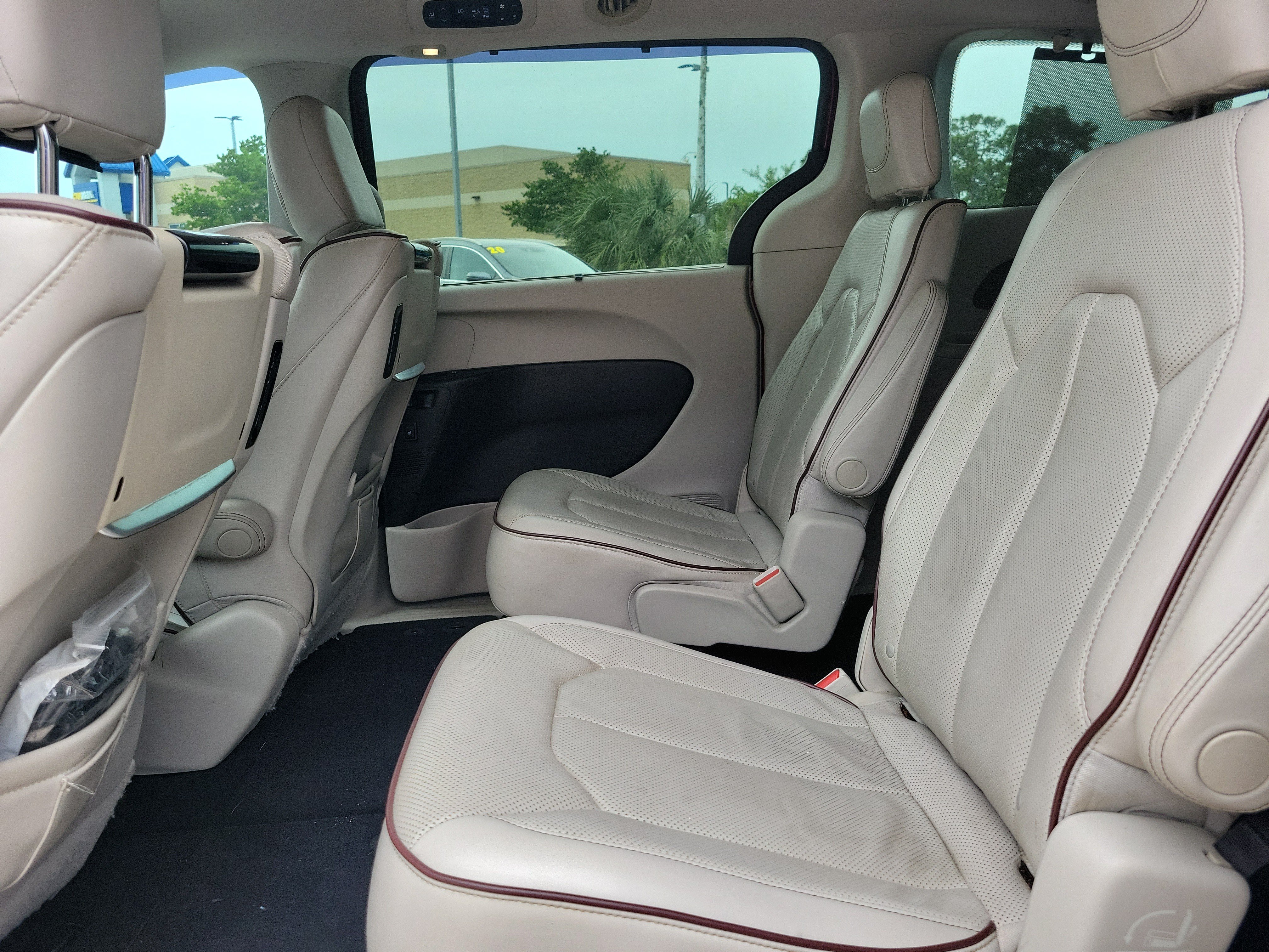 Used 2017 Chrysler Pacifica Limited w/ UConnect Theater Package FWD image 9