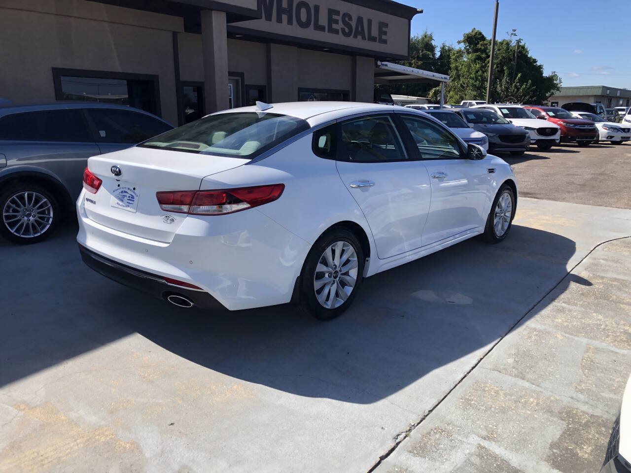 Used 2018 Kia Optima LX w/ 17" Alloy Wheels Package FWD image 2