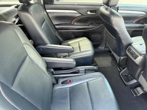 Used 2018 Toyota Highlander XLE AWD/4WD image 17