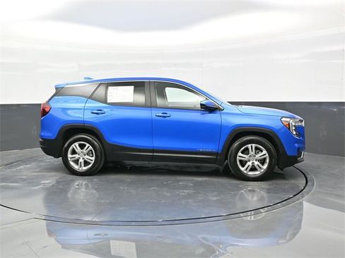 Used 2024 GMC Terrain SLE image 8