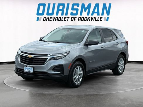 Used 2023 Chevrolet Equinox LS w/ LS Convenience Package AWD/4WD image 2