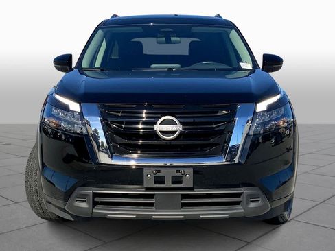 Used 2025 Nissan Pathfinder SV image 3