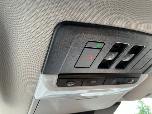 Used 2024 Nissan Pathfinder Platinum w/ Black Appearance Package FWD image 33
