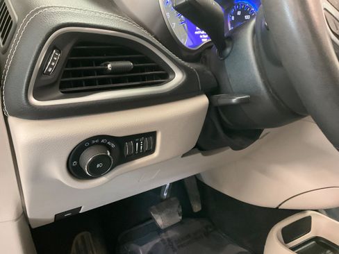 Used 2022 Chrysler Pacifica Touring-L FWD image 12