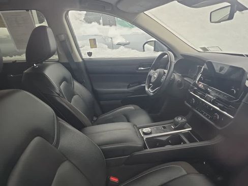 Used 2023 Nissan Pathfinder SL image 3