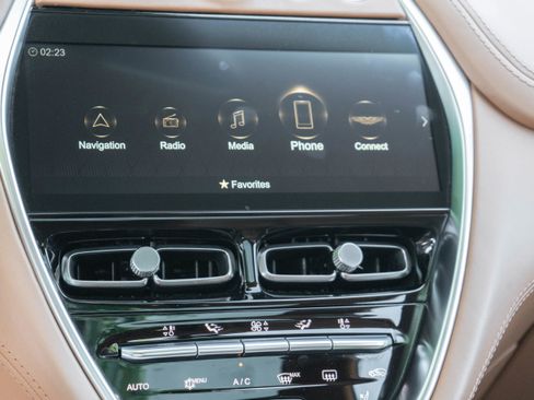 Used 2021 Aston Martin DBX AWD/4WD image 21