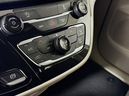 Used 2023 Chrysler Voyager LX image 16