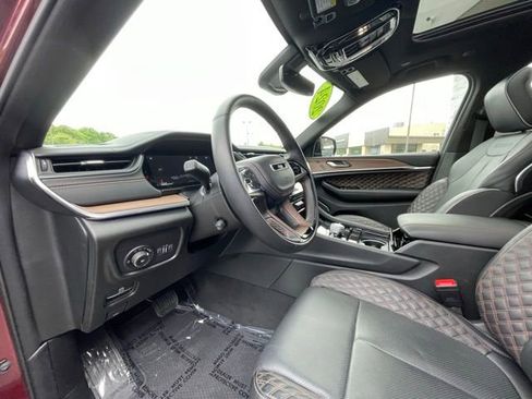 Used 2024 Jeep Grand Cherokee L Summit w/ High Altitude Package AWD/4WD image 9