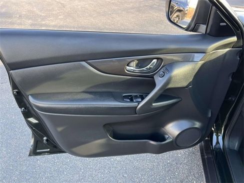 Used 2020 Nissan Rogue SV image 10