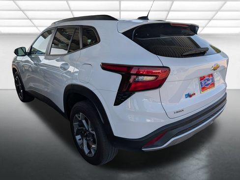 Certified 2025 Chevrolet Trax LT FWD image 4
