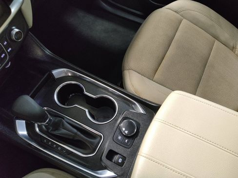 Used 2022 Chevrolet Traverse LS FWD image 26
