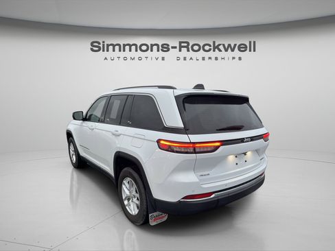 Used 2023 Jeep Grand Cherokee Laredo X AWD/4WD image 3