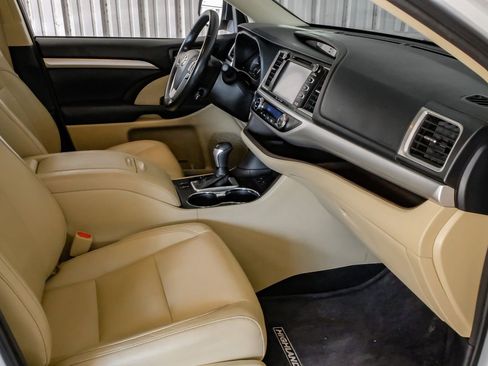 Used 2018 Toyota Highlander XLE image 12