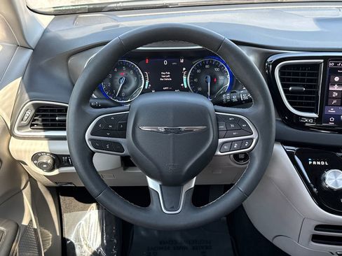 Used 2024 Chrysler Pacifica Touring-L image 24