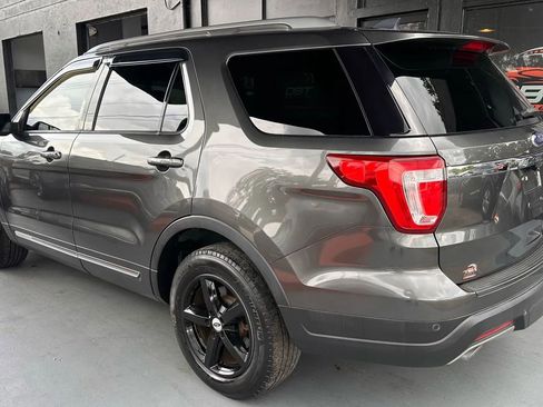 Used 2018 Ford Explorer XLT image 2
