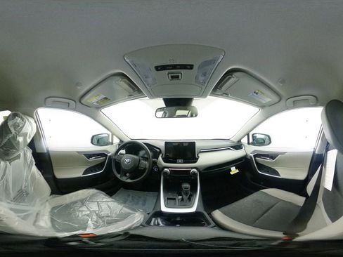 New 2025 Toyota RAV4 XLE image 33