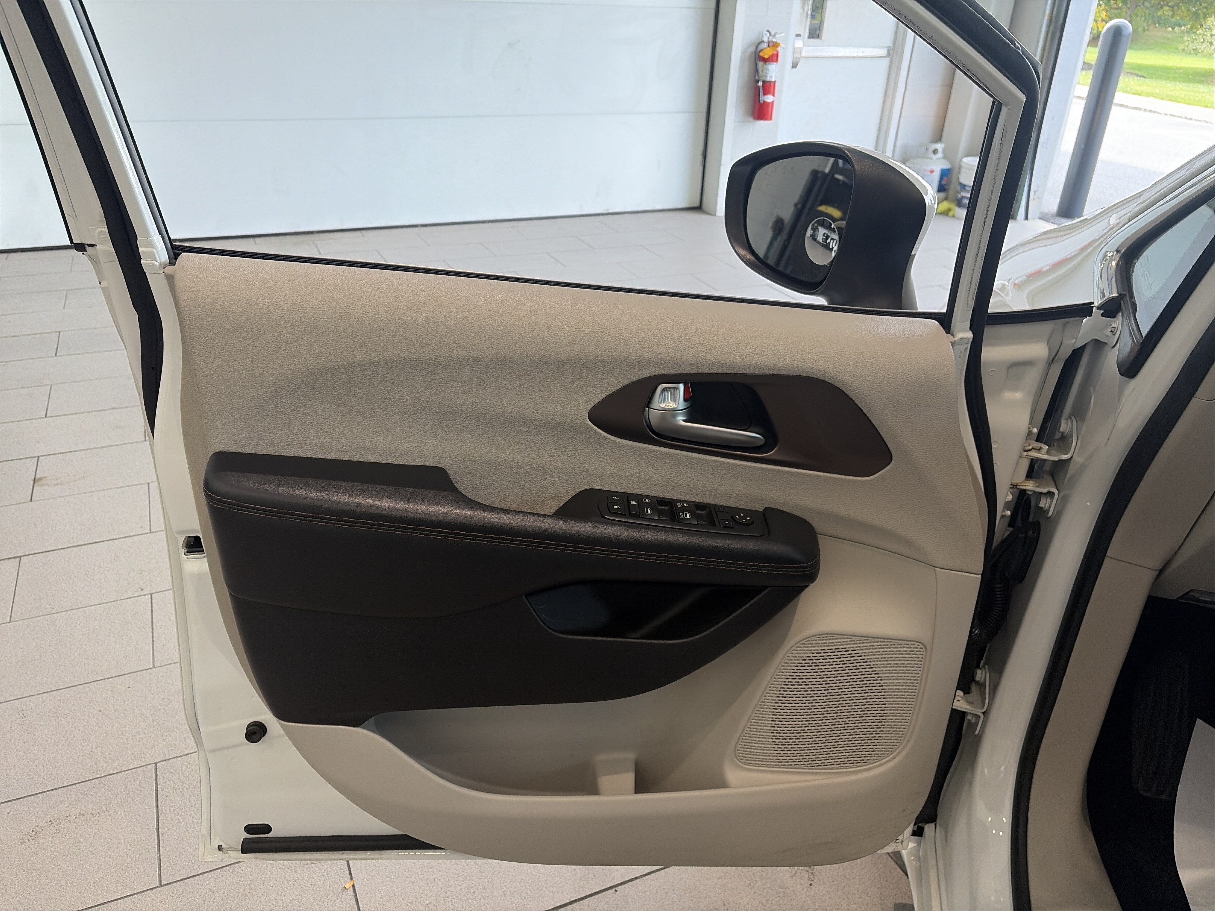 Used 2017 Chrysler Pacifica LX FWD image 11