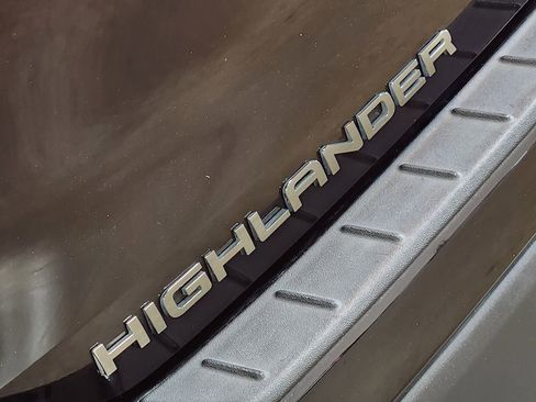 Used 2022 Toyota Highlander XLE image 25