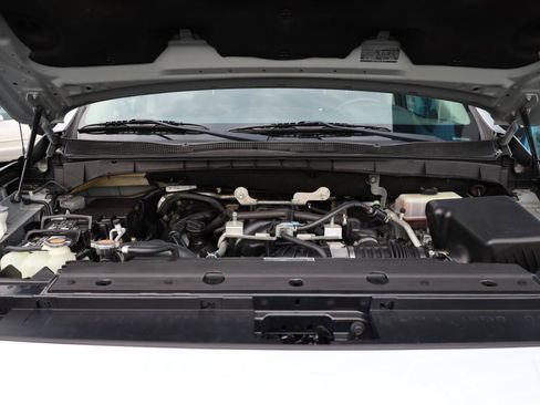Used 2018 Nissan Titan SV w/ SV Convenience Package RWD image 16