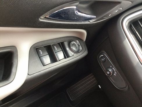 Used 2020 Chevrolet Equinox LS w/ LS Convenience Package AWD/4WD image 41