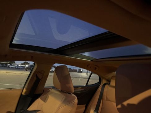 Used 2023 Lexus ES 350 w/ Premium Package FWD image 13