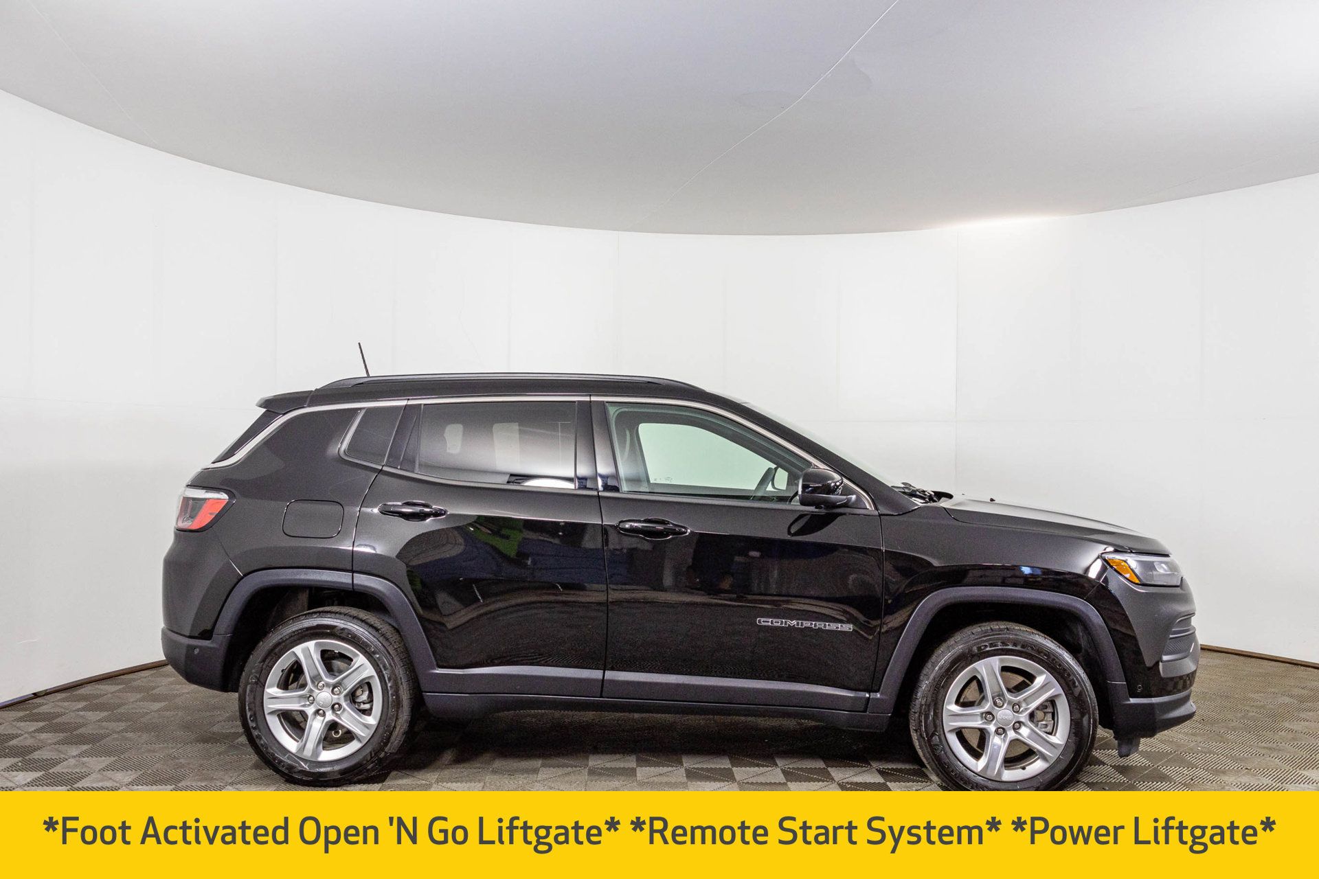 Used 2023 Jeep Compass Latitude w/ Convenience Group AWD/4WD image 16