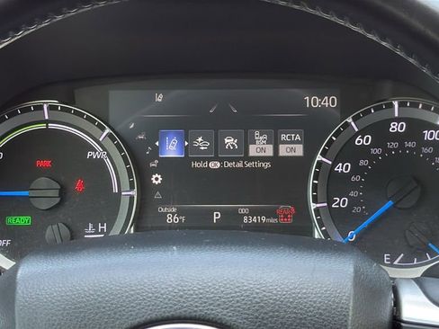 Used 2024 Toyota Highlander LE FWD image 21