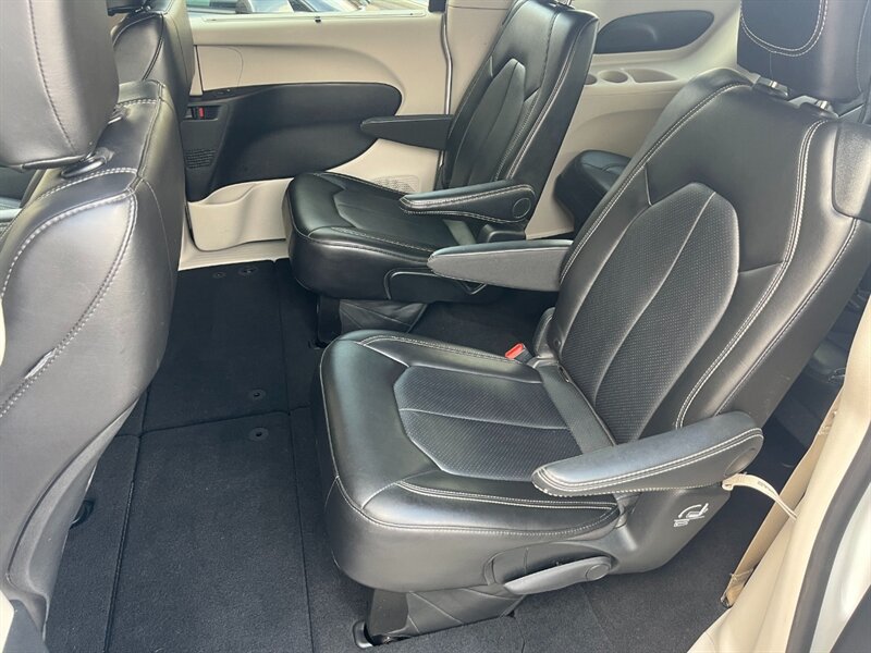 Used 2024 Chrysler Pacifica Touring-L FWD image 11