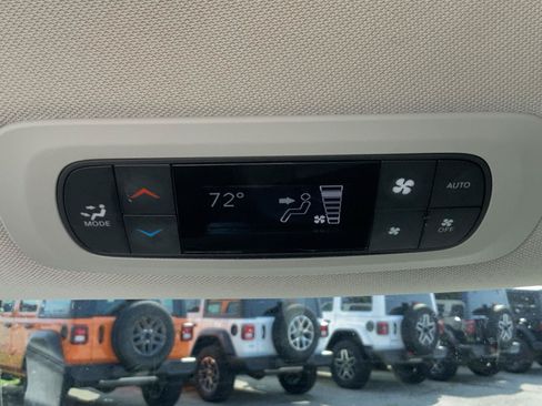 Used 2023 Chrysler Pacifica Touring-L FWD image 51