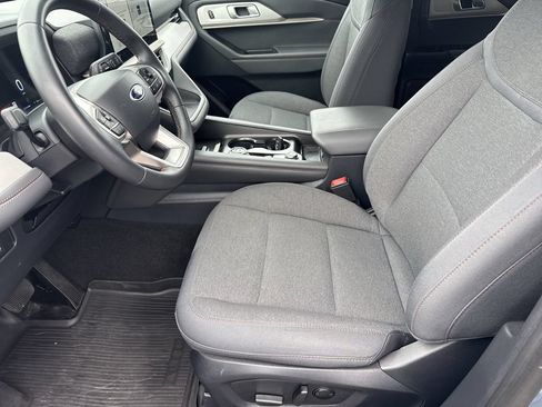 Used 2025 Ford Explorer Active AWD/4WD image 9