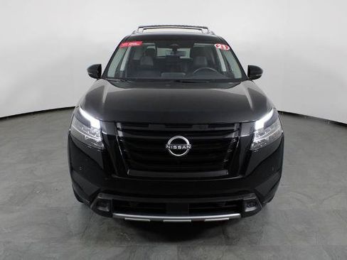 Certified 2023 Nissan Pathfinder SL w/ Black Appearance Package FWD image 13