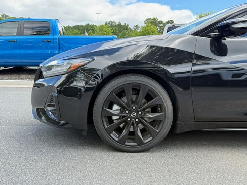 Used 2023 Nissan Maxima SR w/ Sport Mat Group FWD image 11