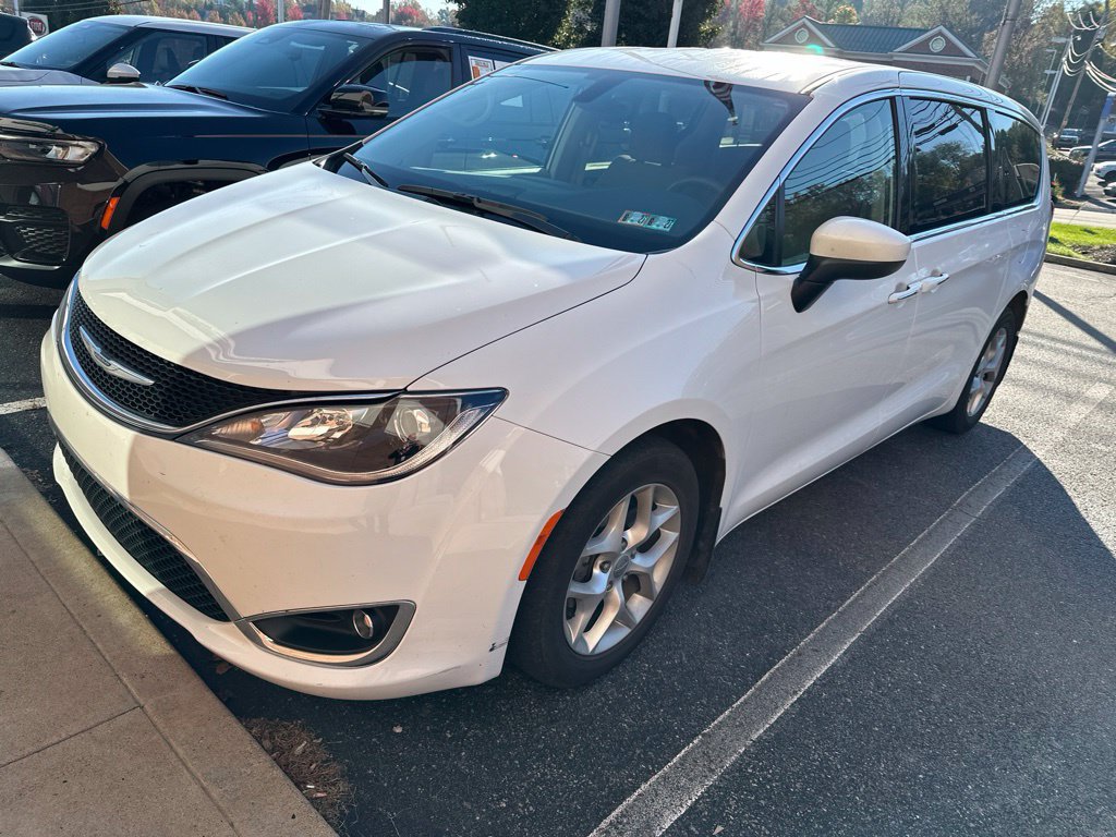 Used 2017 Chrysler Pacifica Touring Plus w/ Tire & Wheel Group FWD image 1