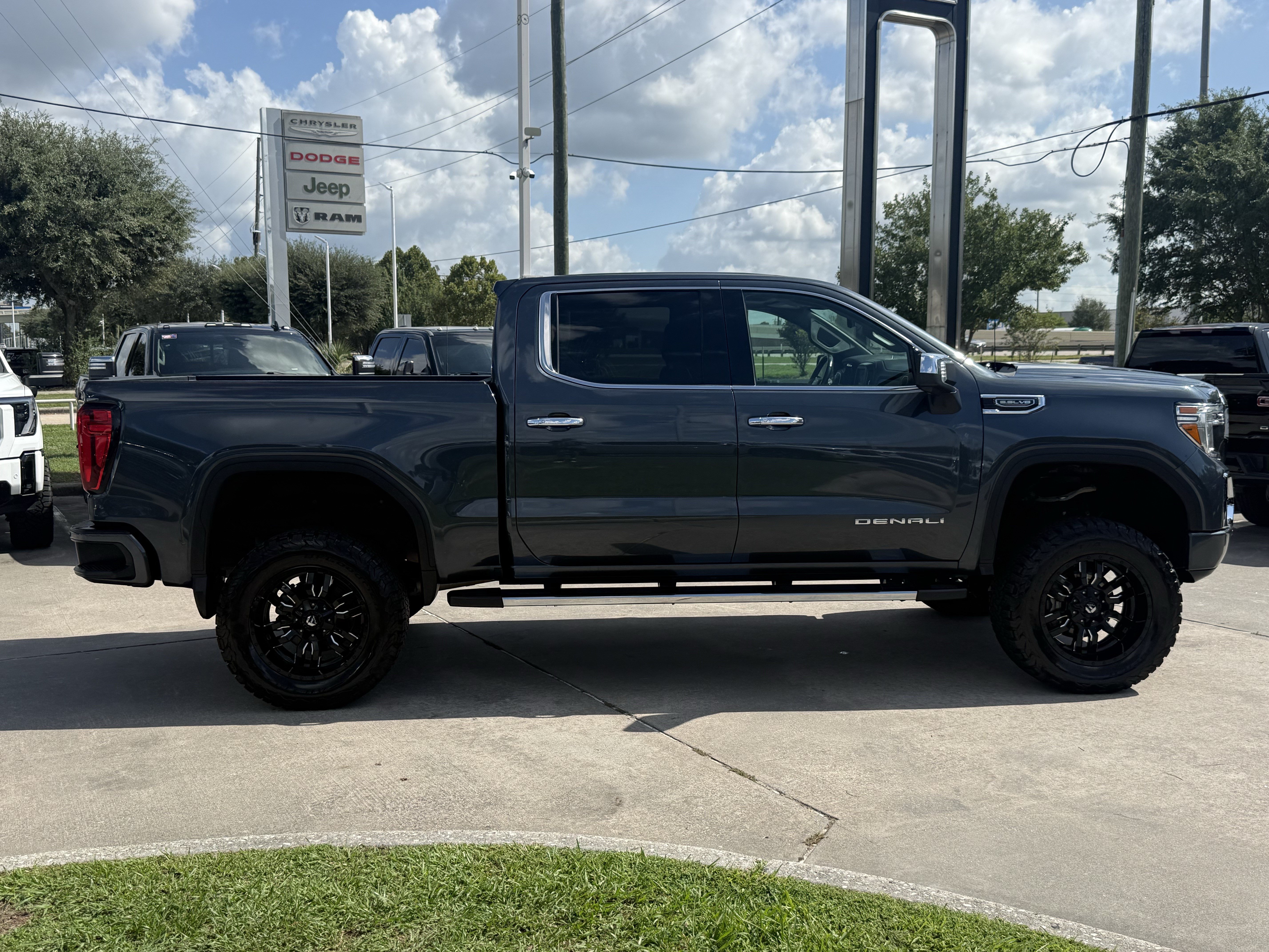 Used 2019 GMC Sierra 1500 Denali w/ Technology Package AWD/4WD image 3