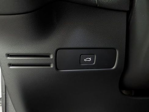 Used 2024 Volvo XC40 B5 Ultimate w/ Protection Package Premier image 21