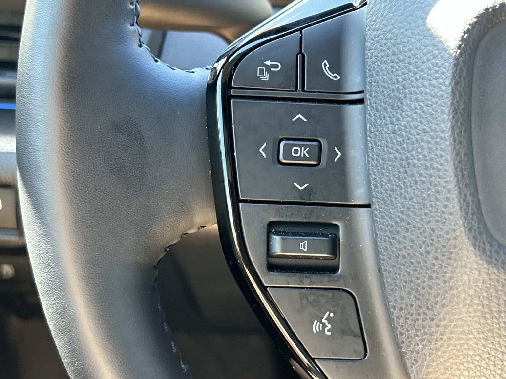 Used 2025 Toyota Prius XLE FWD image 29