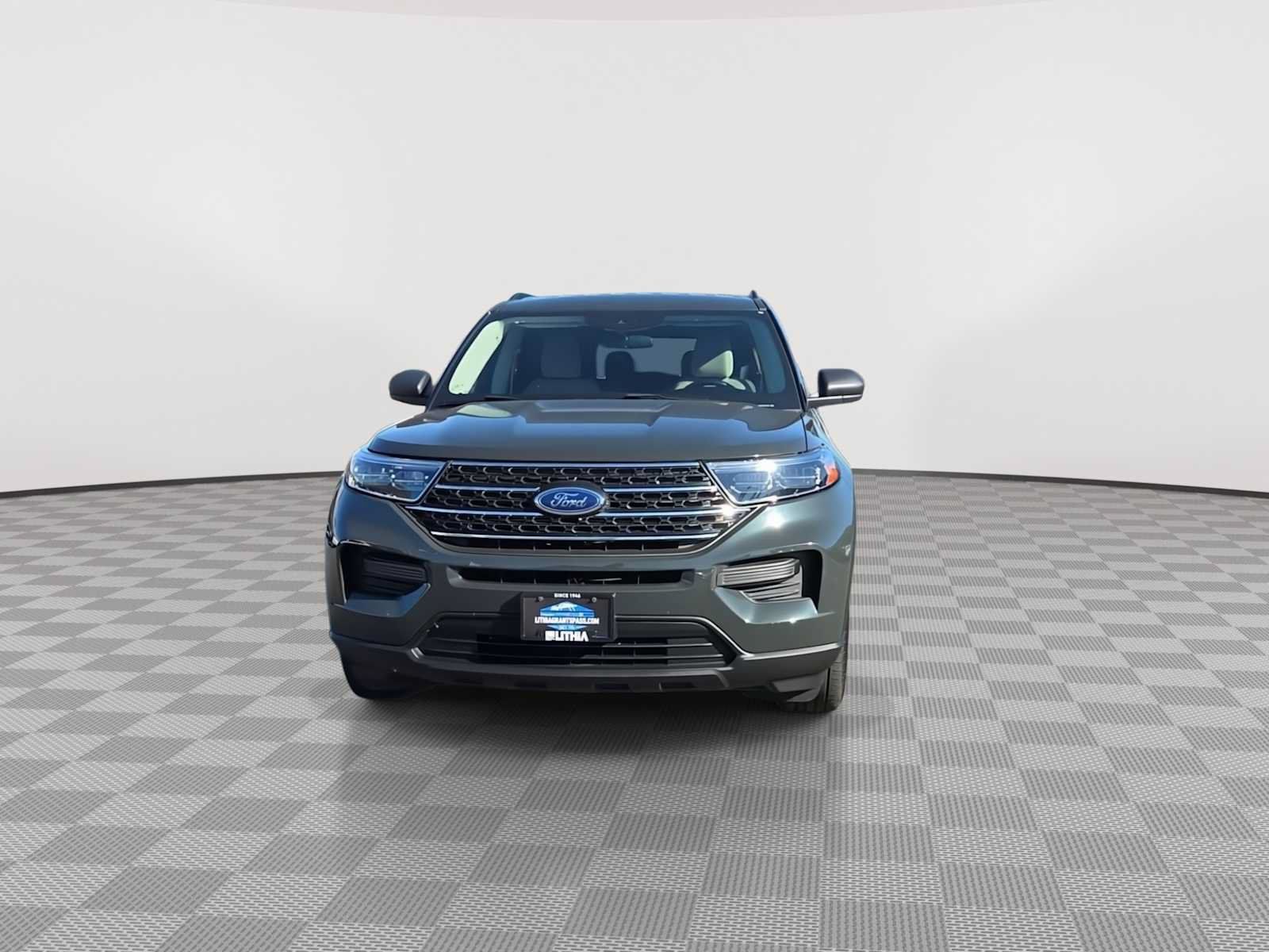 Used 2023 Ford Explorer XLT AWD/4WD image 3