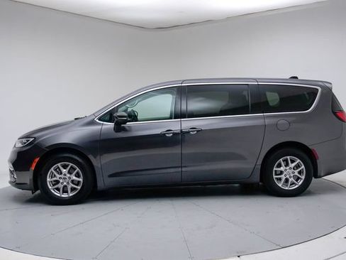 Used 2023 Chrysler Pacifica Touring-L FWD image 3