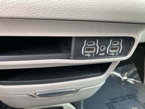 Used 2024 Chrysler Pacifica Touring-L FWD image 14