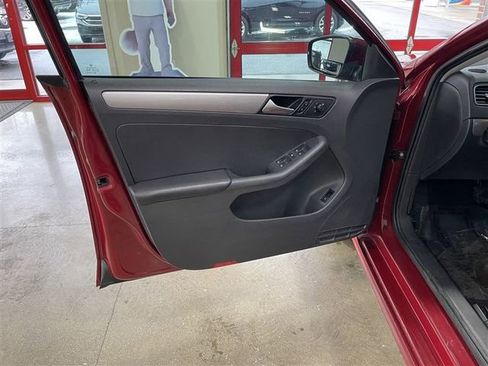 Used 2017 Volkswagen Jetta SE image 10