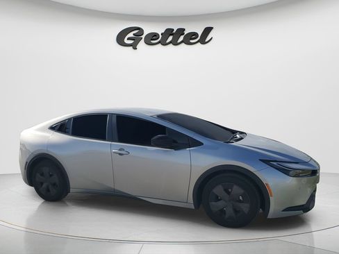 Used 2025 Toyota Prius LE FWD image 2