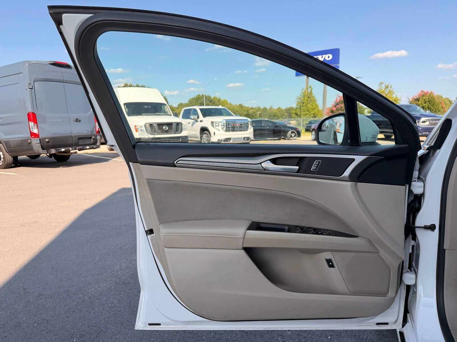 Used 2017 Ford Fusion SE FWD image 12